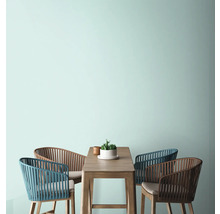 Eetgroep met houten tafel en vier stoelen