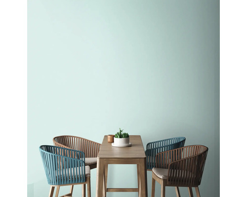 Eetgroep met houten tafel en vier stoelen