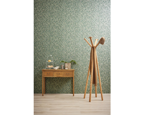 Interieurvoorbeeld met console, kapstok, hoed en decoratie.