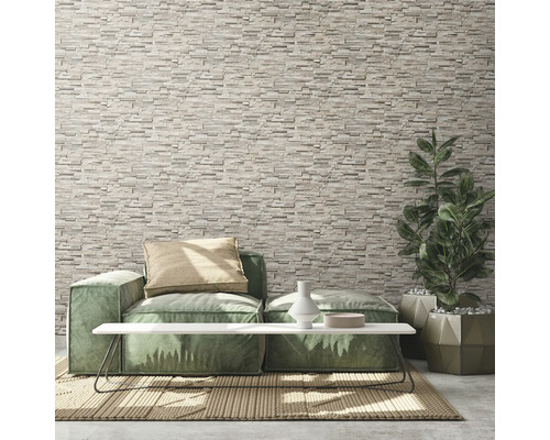 Woonkamer met stenen muur, bank, tafel en plant in pot