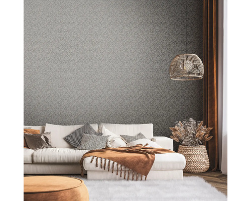 Woonkamer met patroonbehang, bank en decoraties voor een gezellige sfeer