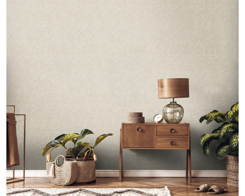 Decoratieve woonkamer met commode, lamp, planten en behang met patroon