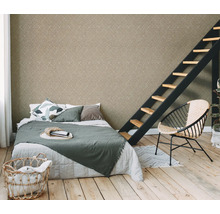 Slaapkamer met bed, ladder en behang met patroon