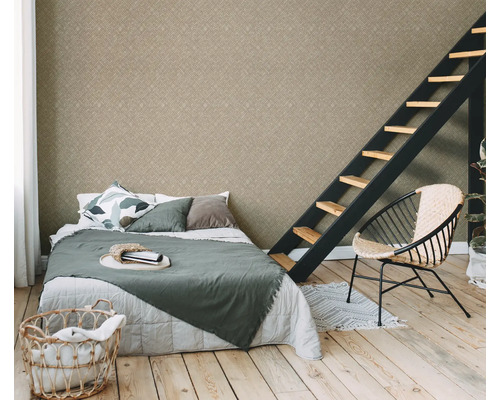 Slaapkamer met bed, ladder en behang met patroon