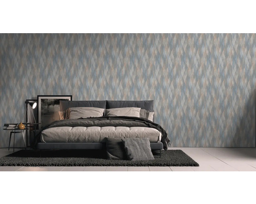 Slaapkamer met patroonbehang en bed