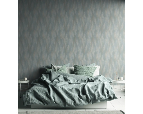 Slaapkamer met gestructureerd behang, bed en nachtkastjes.