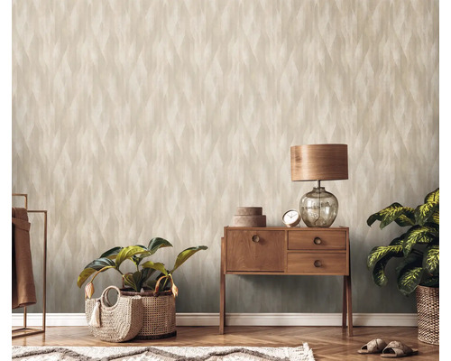 Kamerweergave met patroonbehang, dressoir en kamerplanten.