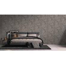Slaapkamer met bed en wanddecoratie