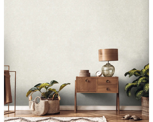 Decoratieve wandbekleding met licht behang in een huiselijk interieur.