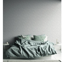 Slaapkamer met bed, nachtkastjes en behang met patroon