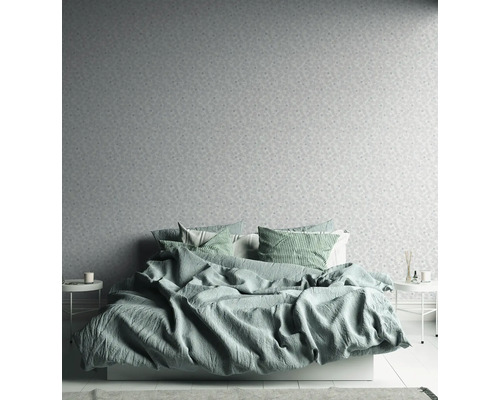 Slaapkamer met bed, nachtkastjes en behang met patroon