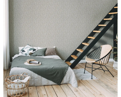 Slaapkamer met bed, ladder, fauteuil en wasmand op houten vloer