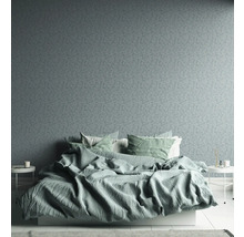 Slaapkamer met patroonbehang, bed en nachtkastjes