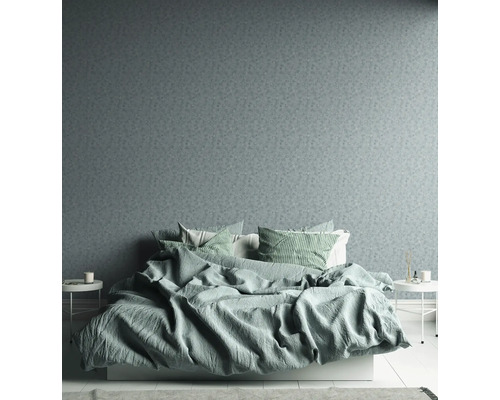 Slaapkamer met patroonbehang, bed en nachtkastjes