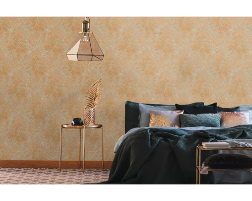 Slaapkamer met behang met motief, lamp en bijzettafel