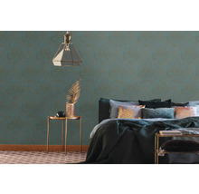 Decoratief behang in een slaapkamer met bed, nachtkastje en lamp