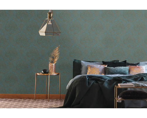 Decoratief behang in een slaapkamer met bed, nachtkastje en lamp