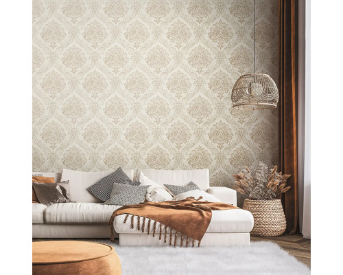 Woonkamer met bank, tapijt en behang met motief