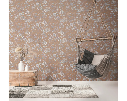 Gezellige kamer met bloemetjesbehang, hangstoel en vloerkleed