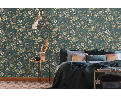 Slaapkamer met groen bloemenbehang, nachtkastje en bed