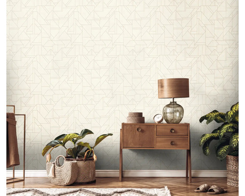 Decoratieve woonkamer met geometrisch behang, ladekast en kamerplanten