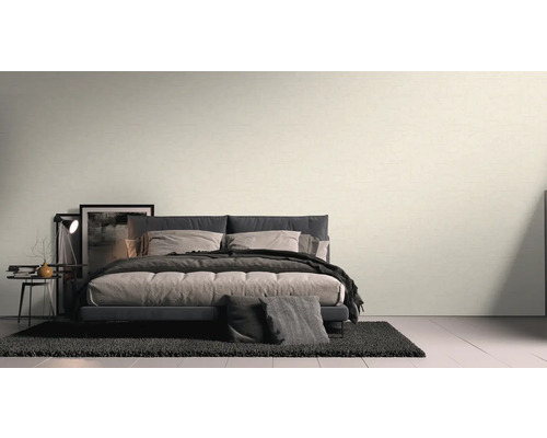 Slaapkamer met bed, nachtkastje en vloerkleed voor een gezellige sfeer