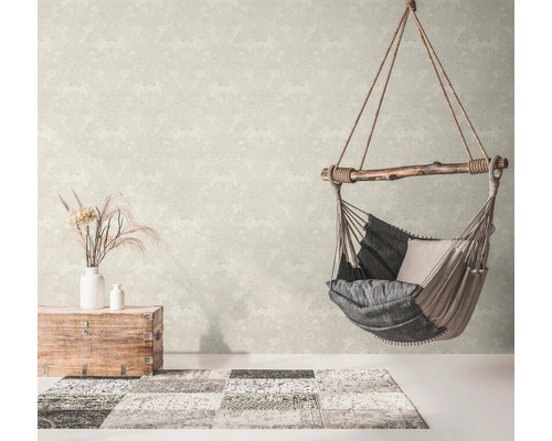 Woonkamer met patroonbehang, hangstoel en decoratie