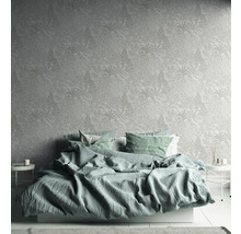 Slaapkamer met bloemenbehang en bed