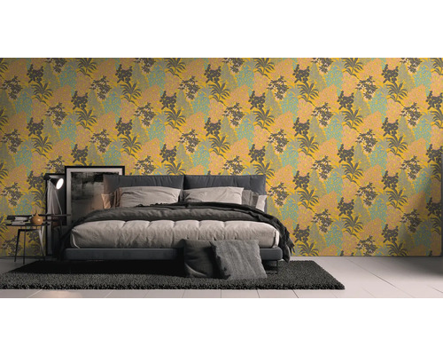 Slaapkamer met bloemenbehang en bed