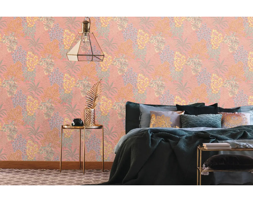 Slaapkamer met bloemenbehang, bed en bijzettafel