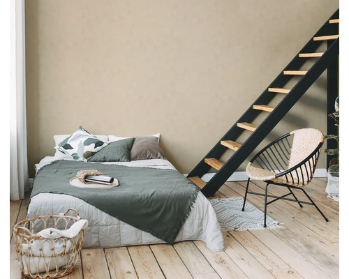 Slaapkamer met bed, ladder, mand en stoel