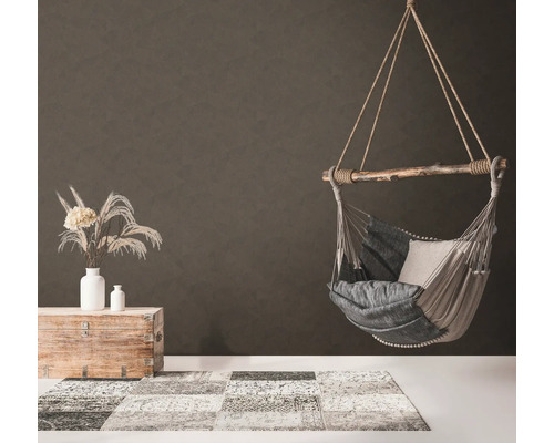 Hangstoel met kussen, vloerkleed en decoratie in een kamer