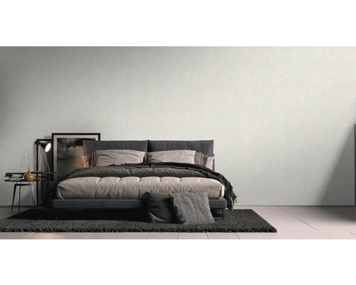 Slaapkamer met bed, nachtkastje en behang met patroon voor een rustige sfeer