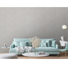 Woonkamer met bank, tafel, lamp en decoratie