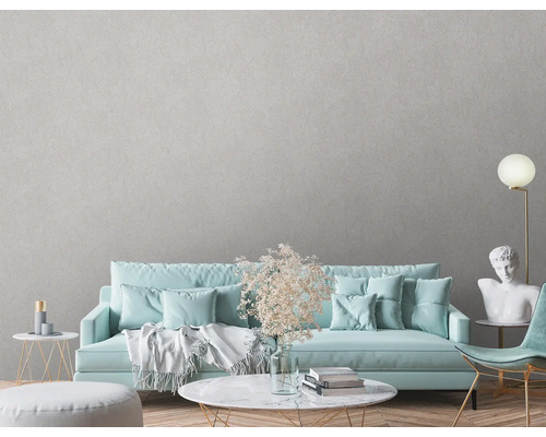 Woonkamer met bank, tafel, lamp en decoratie