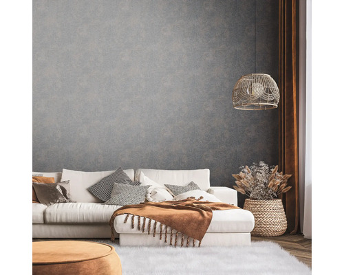 Woonkamer met bank, kussens, deken, tapijt en lamp