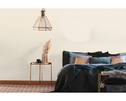 Slaapkamer met bed, nachtkastje en lamp voor een gezellige sfeer.