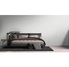 Moderne slaapkamer met bed, nachtkastje en vloerkleed voor een lichte en ruime sfeer