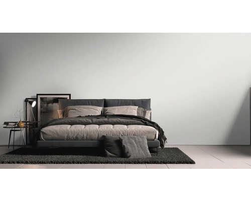 Moderne slaapkamer met bed, nachtkastje en vloerkleed voor een lichte en ruime sfeer