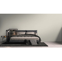 Slaapkamer met bed, nachtkastje, lamp en vloerkleed voor een rustige en ontspannen sfeer