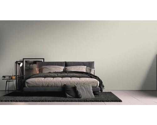 Slaapkamer met bed, nachtkastje, lamp en vloerkleed voor een rustige en ontspannen sfeer