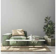 Licht interieur met groene modulaire bank, salontafel, kamerplant en vloerkleed