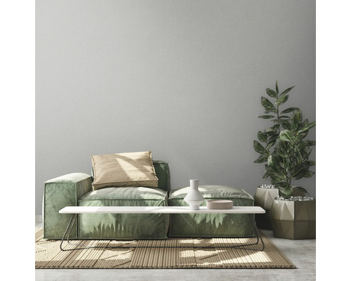 Licht interieur met groene modulaire bank, salontafel, kamerplant en vloerkleed