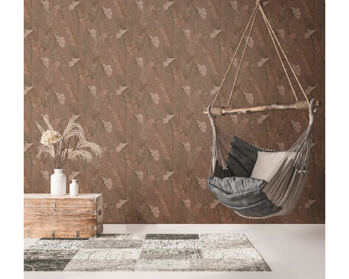 Inrichtingsidee met hangstoel, commode, bloemenvaas, vloerkleed en bedrukt behang