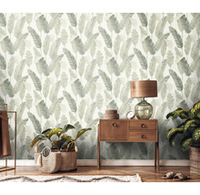 Decoratief interieur met bloemenbehang, houten tafel en kamerplanten