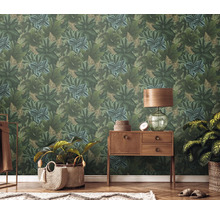Woonkamer met behang met bladerpatroon, commode en decoratie