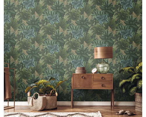 Woonkamer met behang met bladerpatroon, commode en decoratie