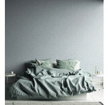 Een slaapkamer met een bed, nachtkastjes en decoratieve elementen zorgt voor een ontspannen sfeer.