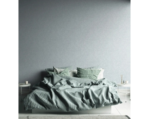 Een slaapkamer met een bed, nachtkastjes en decoratieve elementen zorgt voor een ontspannen sfeer.