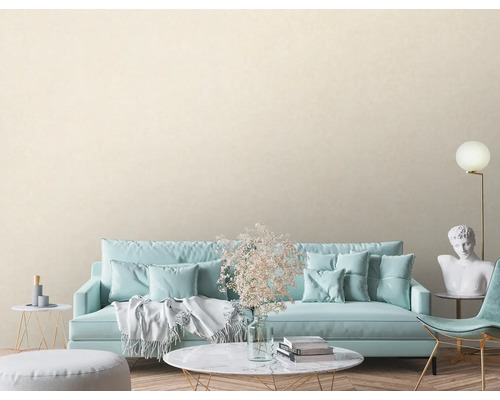 Woonkamer met bank, salontafel en patroonbehang voor een gezellige sfeer.